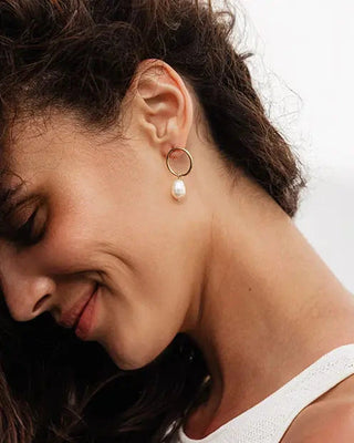Découvrez les boucles perle baroque nacre de Chic Alors chez CQFD Avignon. Modèle en or fin 24k et cristal upcyclé avec tige argent 925, fabriqué à Paris.