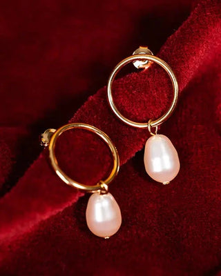 Découvrez les boucles perle baroque nacre de Chic Alors chez CQFD Avignon. Modèle en or fin 24k et cristal upcyclé avec tige argent 925, fabriqué à Paris.