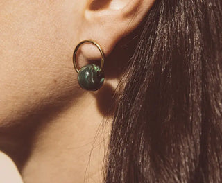Découvrez les petites boucles d'oreilles vertes Chic Alors chez CQFD Avignon. Un modèle graphique en or fin 24k et résine du Jura fabriqué à Paris.