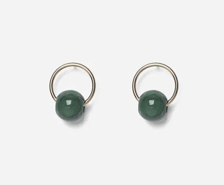 Découvrez les petites boucles d'oreilles vertes Chic Alors chez CQFD Avignon. Un modèle graphique en or fin 24k et résine du Jura fabriqué à Paris.