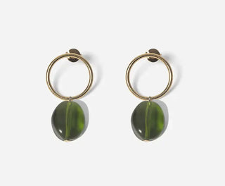 Découvrez les boucles Petit Grain de Chic Alors chez CQFD Avignon. Un modèle en or fin et perle de verre ancienne upcyclée, fabriqué à Paris en série limitée.