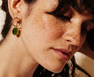 Découvrez les boucles Petit Grain de Chic Alors chez CQFD Avignon. Un modèle en or fin et perle de verre ancienne upcyclée, fabriqué à Paris en série limitée.