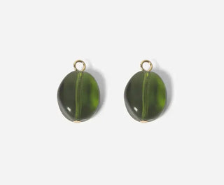Découvrez les boucles Petit Grain de Chic Alors chez CQFD Avignon. Un modèle en or fin et perle de verre ancienne upcyclée, fabriqué à Paris en série limitée.