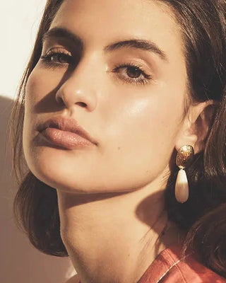 Découvrez les boucles pendantes Rima de Chic Alors chez CQFD Avignon. Un modèle goutte en or fin 24k et résine du Jura, fabriqué à Paris.