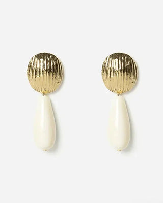 Découvrez les boucles pendantes Rima de Chic Alors chez CQFD Avignon. Un modèle goutte en or fin 24k et résine du Jura, fabriqué à Paris.