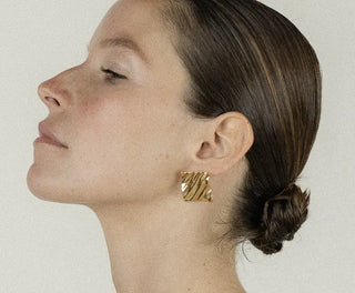 Découvrez les boucles d'oreilles Roy de Chic Alors chez CQFD Avignon. Un design carré plissé en or fin 24 carats, sculpté à la main et fabriqué à Paris.