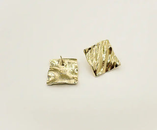 Découvrez les boucles d'oreilles Roy de Chic Alors chez CQFD Avignon. Un design carré plissé en or fin 24 carats, sculpté à la main et fabriqué à Paris.