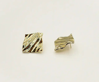 Découvrez les boucles d'oreilles Roy de Chic Alors chez CQFD Avignon. Un design carré plissé en or fin 24 carats, sculpté à la main et fabriqué à Paris.