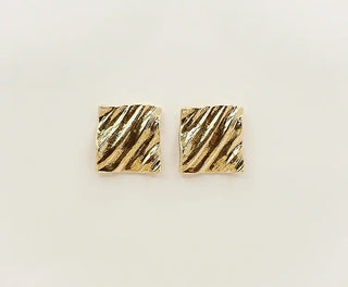 Découvrez les boucles d'oreilles Roy de Chic Alors chez CQFD Avignon. Un design carré plissé en or fin 24 carats, sculpté à la main et fabriqué à Paris.