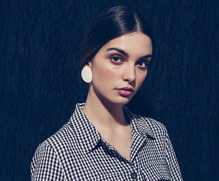 Adoptez les grandes boucles rondes Samie Crème de Chic Alors chez CQFD Avignon. Résine du Jura & doré 24K, tiges argent. Douces, légères & 100% Made in France !