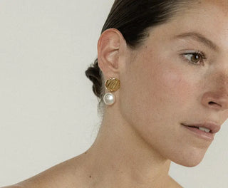 Découvrez les boucles pendantes Smarti Crème de Chic Alors chez CQFD Avignon. Puce striée en étain recyclé 24k et perle Swarovski, fabriquée à Paris.