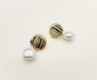 Découvrez les boucles pendantes Smarti Crème de Chic Alors chez CQFD Avignon. Puce striée en étain recyclé 24k et perle Swarovski, fabriquée à Paris.