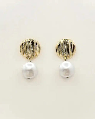 Découvrez les boucles pendantes Smarti Crème de Chic Alors chez CQFD Avignon. Puce striée en étain recyclé 24k et perle Swarovski, fabriquée à Paris.