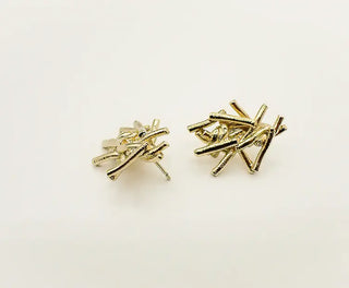 Découvrez les boucles Stella de Chic Alors chez CQFD Avignon. Des puces d'oreilles sculpturales en or fin et étain recyclé, fabriquées à Paris en petite série.