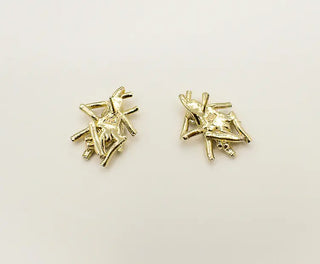 Découvrez les boucles Stella de Chic Alors chez CQFD Avignon. Des puces d'oreilles sculpturales en or fin et étain recyclé, fabriquées à Paris en petite série.