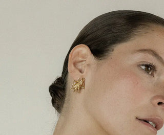 Découvrez les boucles Stella de Chic Alors chez CQFD Avignon. Des puces d'oreilles sculpturales en or fin et étain recyclé, fabriquées à Paris en petite série.