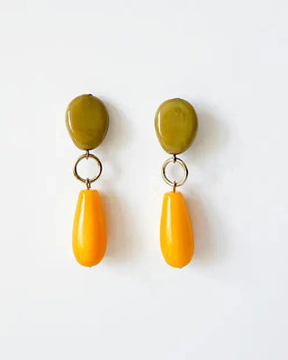 Découvrez les boucles pendantes Tangerine de Chic Alors chez CQFD Avignon. Un modèle long en résine italienne colorée et légère, assemblé à Paris.