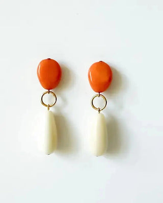 Découvrez les boucles pendantes Tangerine de Chic Alors chez CQFD Avignon. Un modèle long en résine italienne colorée et légère, assemblé à Paris.