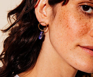 Découvrez les boucles Petit Grain de Chic Alors chez CQFD Avignon. Un modèle en or fin et perle de verre ancienne upcyclée, fabriqué à Paris en série limitée.