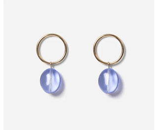 Découvrez les boucles Petit Grain de Chic Alors chez CQFD Avignon. Un modèle en or fin et perle de verre ancienne upcyclée, fabriqué à Paris en série limitée.