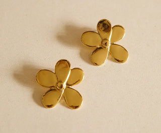 Boucles mini Flora CHIC ALORS, petites boucles d'oreilles marguerite dorées version small Chic Alors Paris, fabriquées en France avec amour !