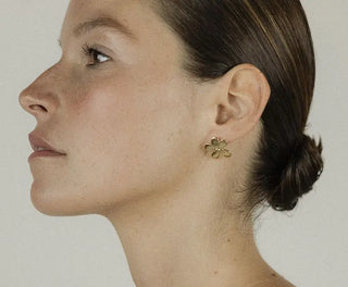 Boucles mini Flora CHIC ALORS, petites boucles d'oreilles marguerite dorées version small Chic Alors Paris, fabriquées en France avec amour !