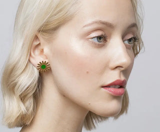 Découvrez les boucles à clips Daisy de Chic Alors chez CQFD Avignon. Un modèle pâquerette en or fin 24k et émail vert pour oreilles non percées, fait à Paris.