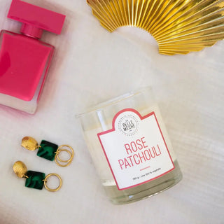 L'iconique bougie Rose Patchouli de La Belle Mèche. Un sillage sensuel et oriental, cire de soja 100% naturelle et parfum de Grasse. Dispo chez CQFD Avignon !