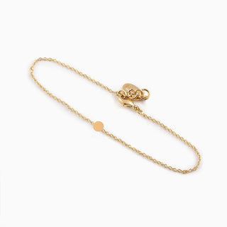 Le bracelet Broadway de Titlee. Un bijou minimaliste en laiton doré à l’or fin 24K, entièrement fabriqué à la main en France. À shopper chez CQFD Avignon !

