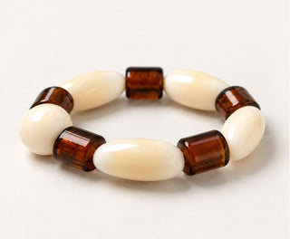 Craquez pour le bracelet Totem Brun de Chic Alors chez CQFD Avignon. En résine & verre vintage, série limitée. Sculptural, unique & 100% Made in France !