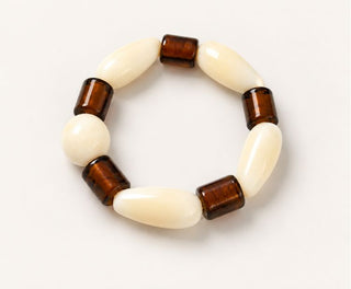 Craquez pour le bracelet Totem Brun de Chic Alors chez CQFD Avignon. En résine & verre vintage, série limitée. Sculptural, unique & 100% Made in France !