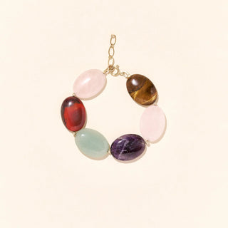 Découvrez le bracelet Hendaia : améthyste, quartz rose et œil du tigre sur gold filled 14 carats. Bijou artisanal fabriqué à Bordeaux, disponible chez CQFD Avignon.