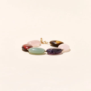 Découvrez le bracelet Hendaia : améthyste, quartz rose et œil du tigre sur gold filled 14 carats. Bijou artisanal fabriqué à Bordeaux, disponible chez CQFD Avignon.