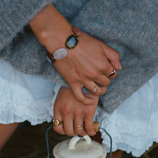 Découvrez le bracelet Hendaia : améthyste, quartz rose et œil du tigre sur gold filled 14 carats. Bijou artisanal fabriqué à Bordeaux, disponible chez CQFD Avignon.