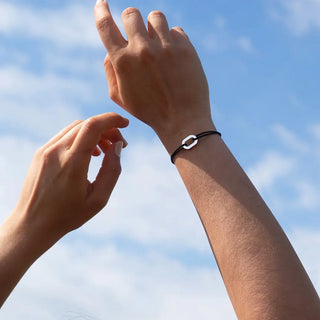 Découvrez le bracelet Maillon plaqué argent 16mm Le Vent à La Française chez CQFD Avignon. Cordon garanti à vie, résistant à l'eau, fabriqué en France.