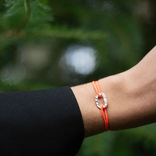 Découvrez le bracelet Maillon Plat Martelé en plaqué or du Vent à la Française chez CQFD. Bijou unisexe, cordon garanti à vie et fabriqué en France.