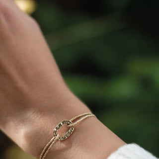 Découvrez le bracelet Maillon Plat Martelé en plaqué or du Vent à la Française chez CQFD. Bijou unisexe, cordon garanti à vie et fabriqué en France.