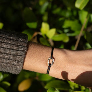 Découvrez le bracelet Maillon Plat Martelé en plaqué or du Vent à la Française chez CQFD. Bijou unisexe, cordon garanti à vie et fabriqué en France.