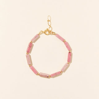 Découvrez le bracelet Rhodonite de Camille Colette Studio. Pierres naturelles et gold filled 14k durable. Bijou artisanal fabriqué à Bordeaux chez CQFD Avignon.
