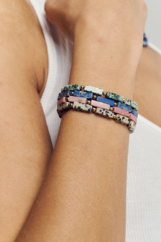 Découvrez le bracelet Rhodonite de Camille Colette Studio. Pierres naturelles et gold filled 14k durable. Bijou artisanal fabriqué à Bordeaux chez CQFD Avignon.