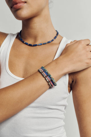 Découvrez le bracelet Rhodonite de Camille Colette Studio. Pierres naturelles et gold filled 14k durable. Bijou artisanal fabriqué à Bordeaux chez CQFD Avignon.