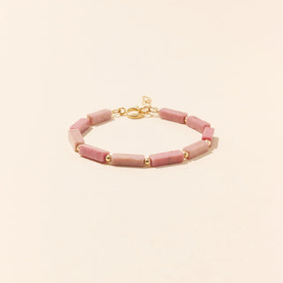 Découvrez le bracelet Rhodonite de Camille Colette Studio. Pierres naturelles et gold filled 14k durable. Bijou artisanal fabriqué à Bordeaux chez CQFD Avignon.