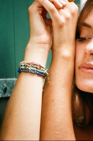 Découvrez le bracelet Rhodonite de Camille Colette Studio. Pierres naturelles et gold filled 14k durable. Bijou artisanal fabriqué à Bordeaux chez CQFD Avignon.