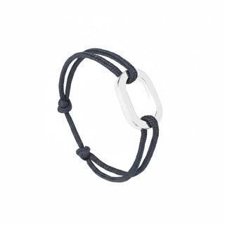 Le bracelet Maillon Le Vent à La Française est composé d'un maillon plat minimaliste en plaqué argent 10 microns,d'un cordon en coton gris résistant à l’eau, garanti à vie. 