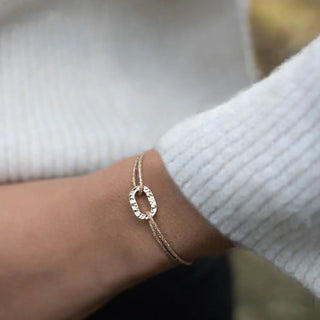 Découvrez le bracelet Maillon Plat Martelé en plaqué or du Vent à la Française chez CQFD. Bijou unisexe, cordon garanti à vie et fabriqué en France.