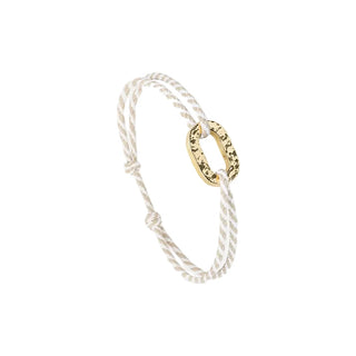 Découvrez le bracelet Maillon Plat Martelé en plaqué or du Vent à la Française chez CQFD. Bijou unisexe, cordon garanti à vie et fabriqué en France.