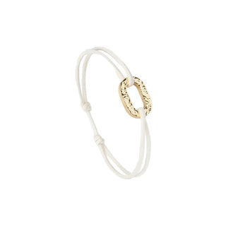 Découvrez le bracelet Maillon Plat Martelé en plaqué or du Vent à la Française chez CQFD. Bijou unisexe, cordon garanti à vie et fabriqué en France.