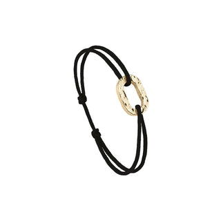 Découvrez le bracelet Maillon Plat Martelé en plaqué or du Vent à la Française chez CQFD. Bijou unisexe, cordon garanti à vie et fabriqué en France.