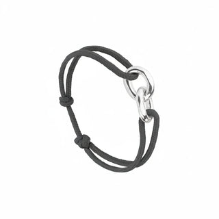 Le bracelet Union Le Vent à La Française est composé de deux maillons enlacés en plaqué argent 10 microns, monté sur un cordon en coton gris résistant à l’eau, garanti à vie.