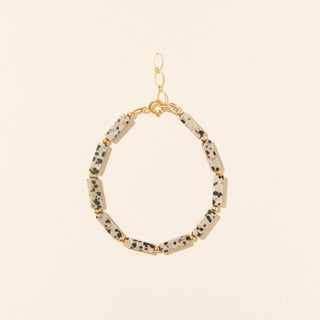 Découvrez le bracelet Jaspe Dalmatien de Camille Colette Studio. Pierres naturelles graphiques et gold filled 14k durable. Bijou artisanal fabriqué à Bordeaux.